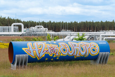 Hydrogen tube "H2 for Europe" graffiti