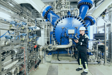 employee-compressor-station-lippe Working employee at the Lippe compressor station