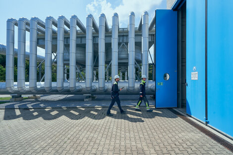 two-employees-compressor-station-lippe Two employees on their way to the Lippe compressor station