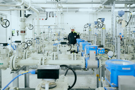 employee-gas-pressure-regulator-radeland-2 Employees behind a gas pressure regulation measuring system at Radeland 2