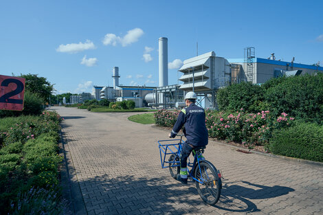 everyday-compressor-station-lippe Employees on their way to the Lippe compressor station by bike