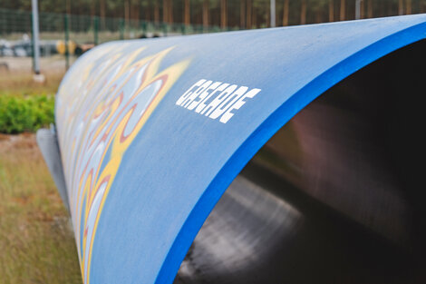 Hydrogen tube "H2 for Europe" graffiti