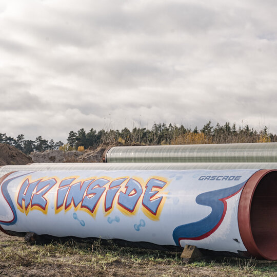 Hydrogen tube 'H2 inside' graffiti